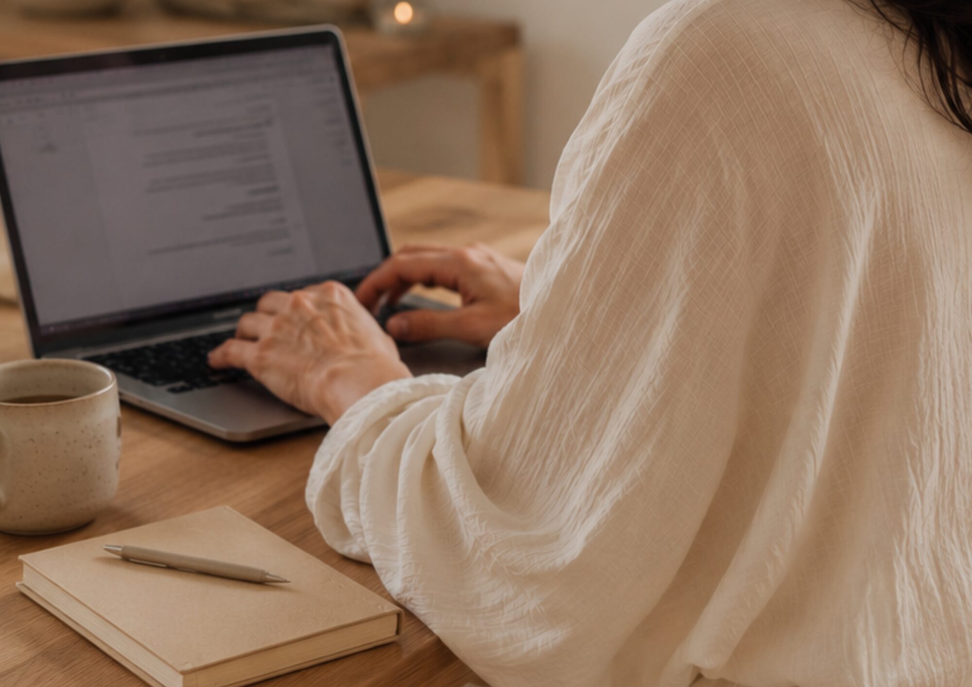 Blog Kreiere dein Jetzt Frau schreibt Blogbeiträge