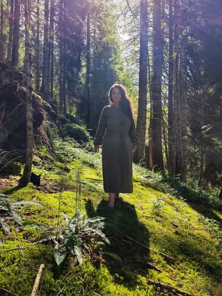 Frau Wald Moos Frau im Wald als Symbol von Bewusstsein, TCM und Energetik
