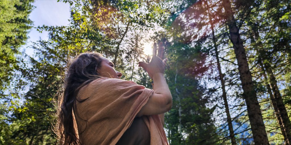die Philosophie - Entwicklung der echten Persönlichkeit Frau hält das Lotus-Mudra und lädt ihr spirituelles Wesen ein sich zu entwickeln