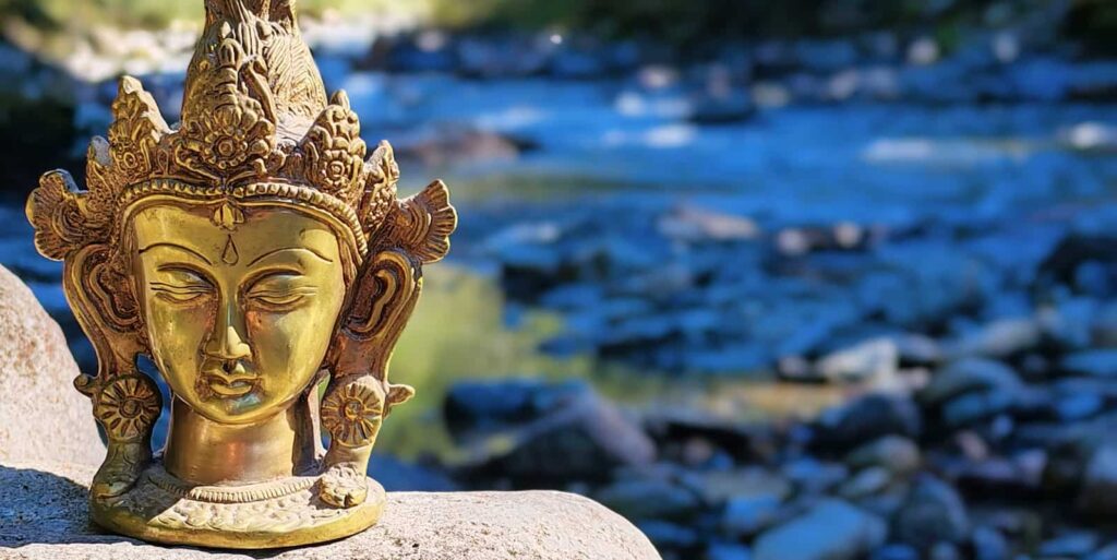 fernöstliche Statue am Fluss lädt ein sich Angebote wie Fernbehandlungen, Gesprächsbegleitungen und Online-Workshops anzusehen
